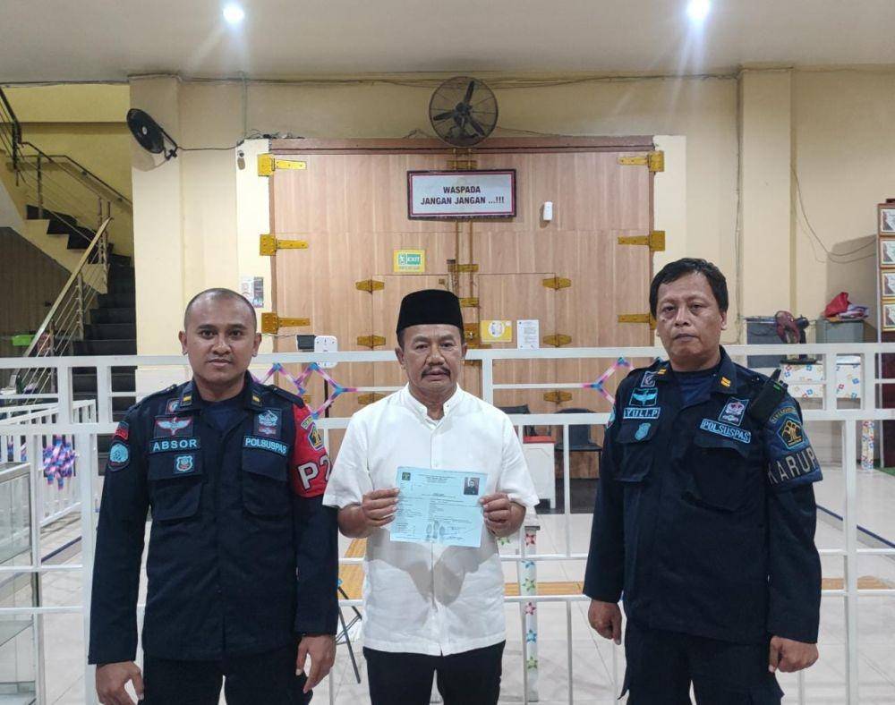 Eks Bupati Jombang, Nyono Suharli Wihandoko (tengah) saat bebas dari Lapas I Surabaya. Dok. Kemenkumham Jatim.
