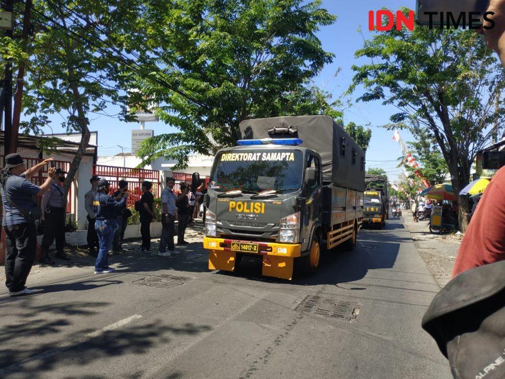 Mobil polisi mulai berdatangan di kantor PT Indosiar, Selasa (9/8/2022). (IDN Times/Khusnul Hasana).