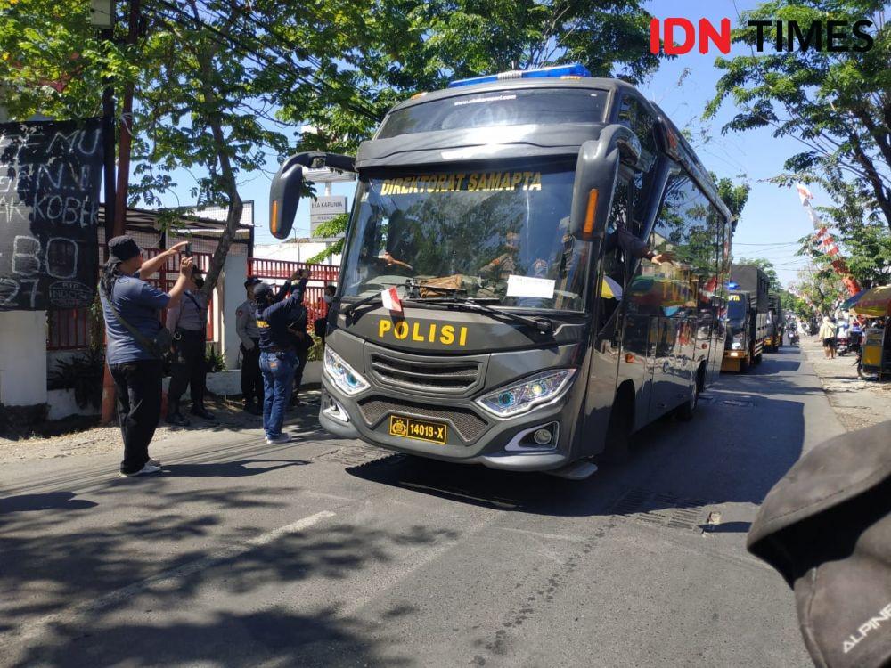 Mobil polisi mulai berdatangan di kantor PT Indosiar, Selasa (9/8/2022). (IDN Times/Khusnul Hasana).
