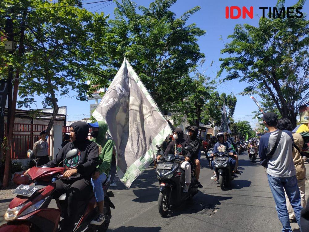 Sejumlah massa Bonek yang demonstrasi berdatangan di gedung Indosiar Surabaya. (IDN Times/Khusnul Hasana)