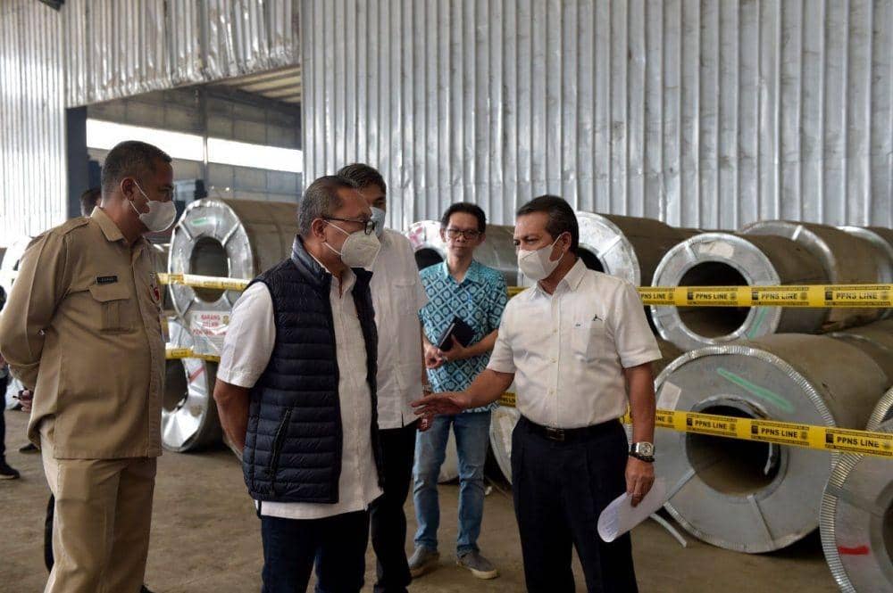 Menteri Perdagangan (Mendag) Zulkifli Hasan mengamankan baja impor asal China. (dok. Kemendag)