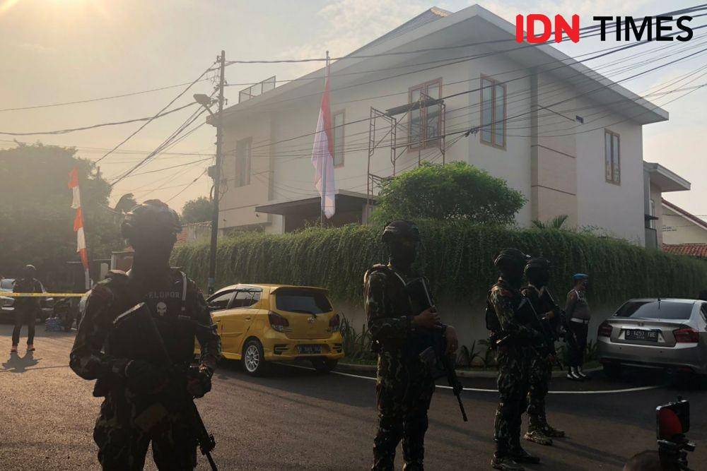 Situasi rumah pribadi Irjen Pol Ferdy Sambo didatangi kesatuan Propam Polri, Korps Brimob Polri, dan anggota INAFIS Polri, Selasa (9/8/2022). (IDN Times/Melani Putri)