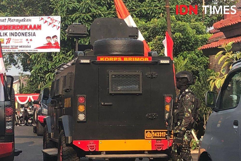 Kendaraan taktis (Rantis) Brimob Polri dan kendaraan INAFIS yang berjaga di sekitar rumah pribadi Irjen Pol Ferdy Sambo, Selasa (9/8/2022). (IDN Times/Melani Putri)