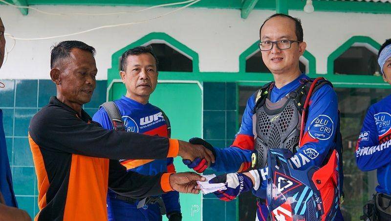 Pemberian donasi oleh komunitas WOI (dok. YIMM)