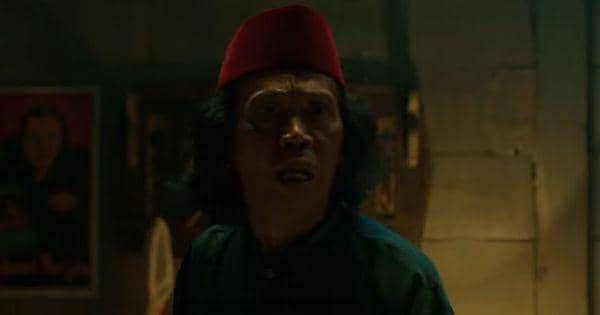 Bang Husen diteror Mumun dengan ucapan khasnya ( Dok. Dee Company / Mumun )