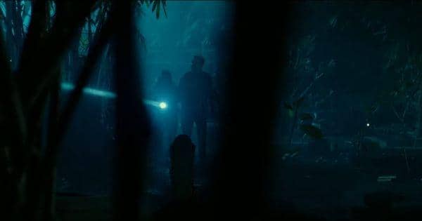 Bang Husen ditemani satu temannya mendatangi kuburan ( Dok. Dee Company / Mumun )