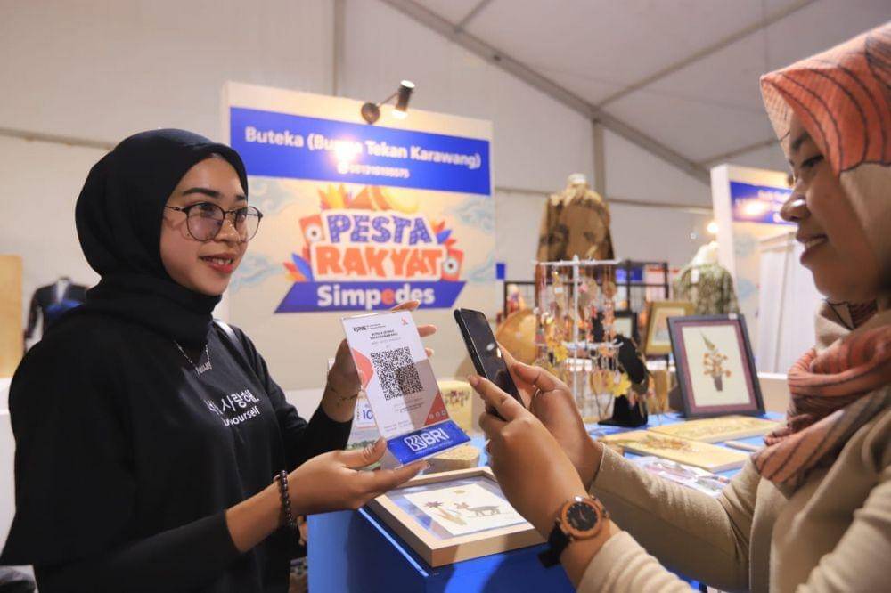 Nasabah BRI menggunakan aplikasi BRImo di Pesta Rakyat Simpedes (PRS). (Dok. BRI)