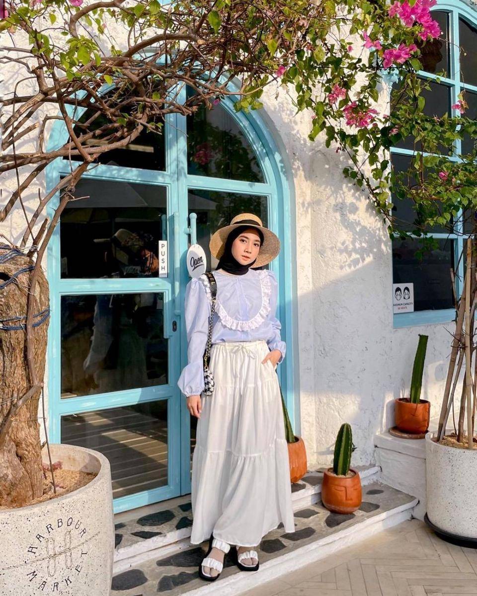 style hijab rok putih dan atasan pastel (instagram.com/richaeu)