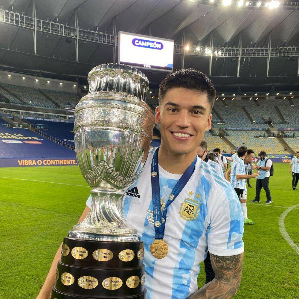 Joaquin Correa dengan trofi Copa America (instagram.com/tucucorrea)