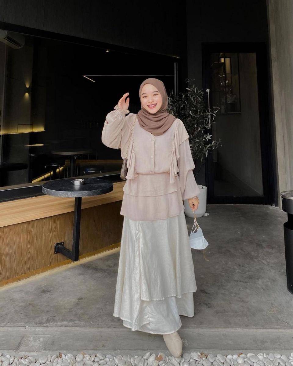 style hijab rok putih dan atasan pastel (instagram.com/chichiiannisa)