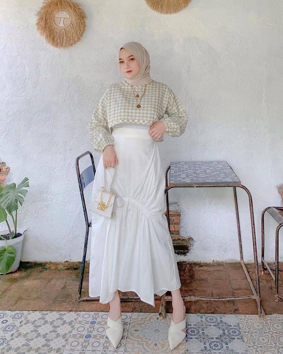 style hijab rok putih dan atasan pastel (instagram.com/hanifadl_)