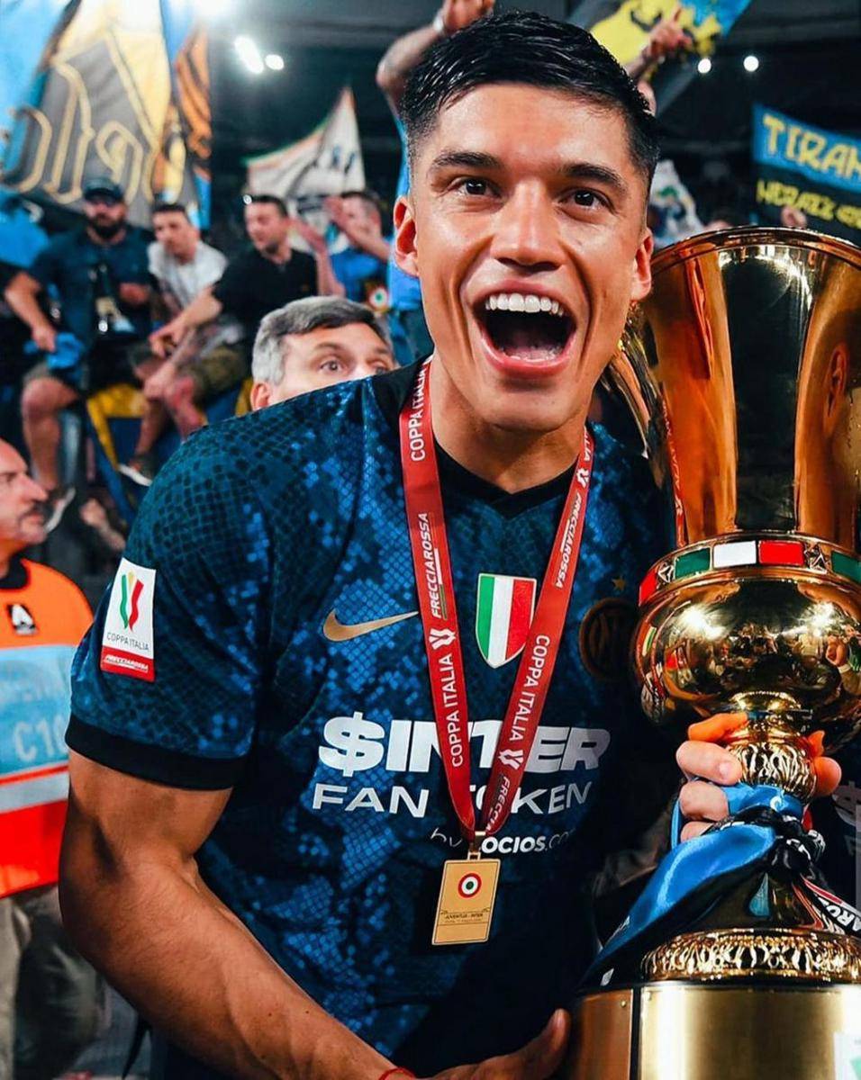 Joaquin Correa dengan trofi Coppa Italia (instagram.com/tucucorrea)