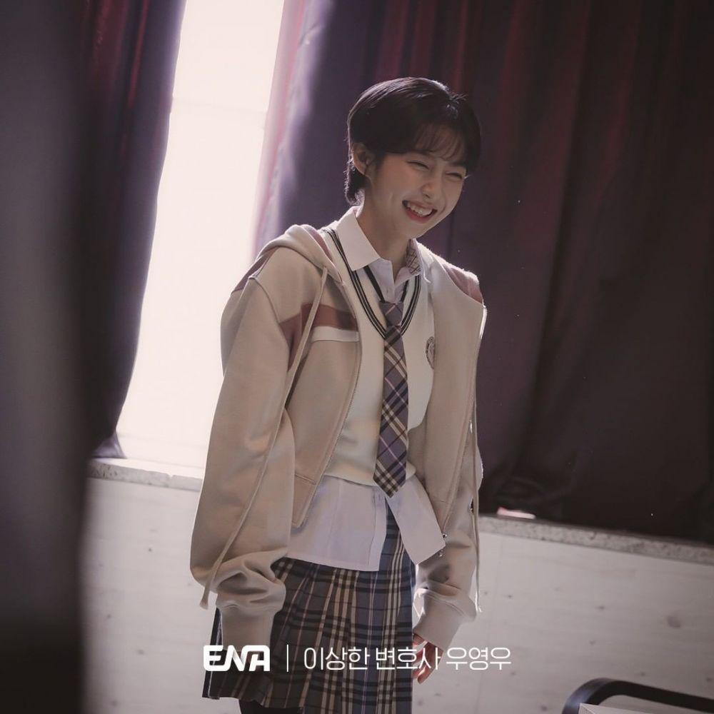 Joo Hyun Young di drama Extraordinary Attorney Woo (instagram.com/channel.ena.d)