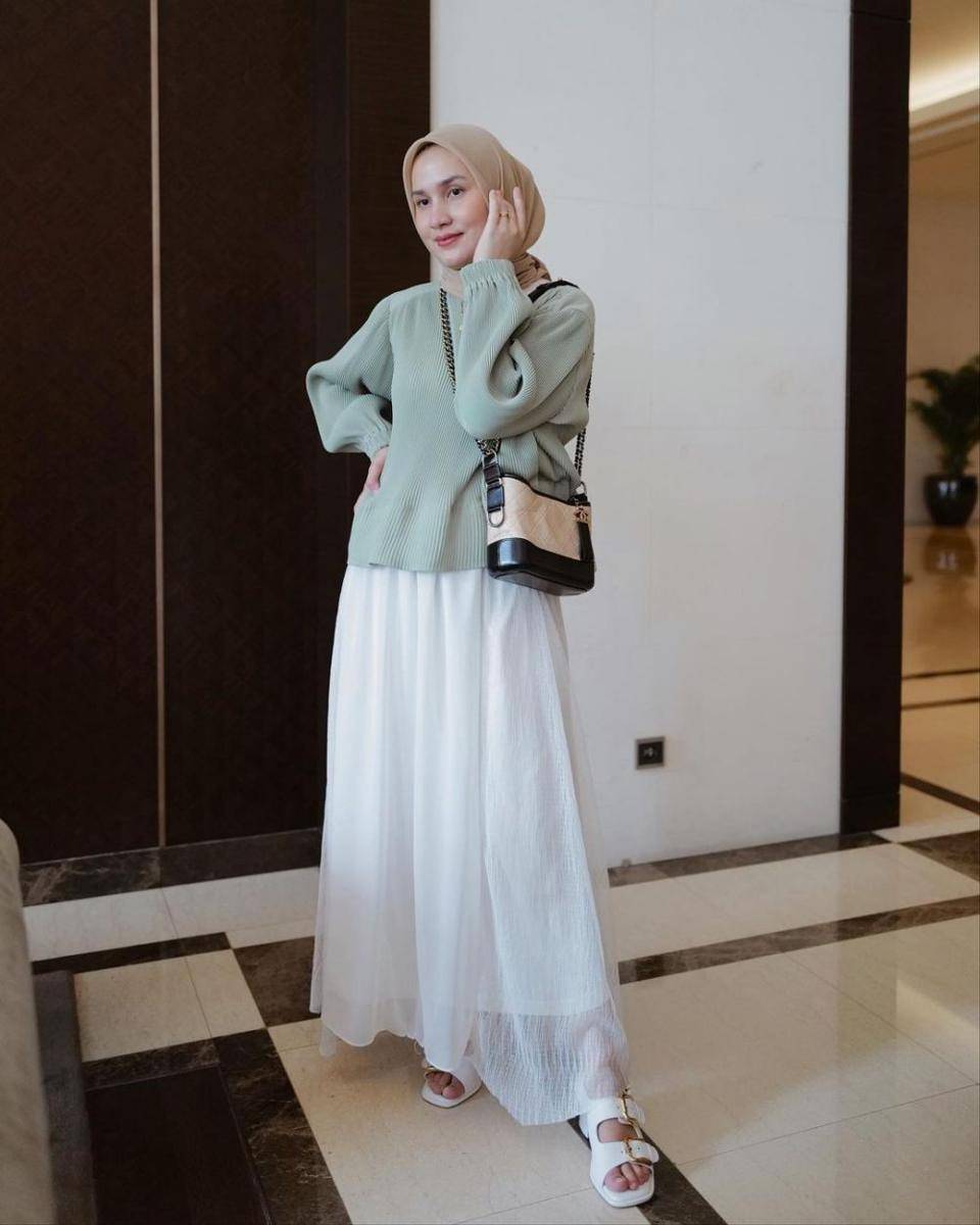 style hijab rok putih dan atasan pastel (instagram.com/dwihandaanda)