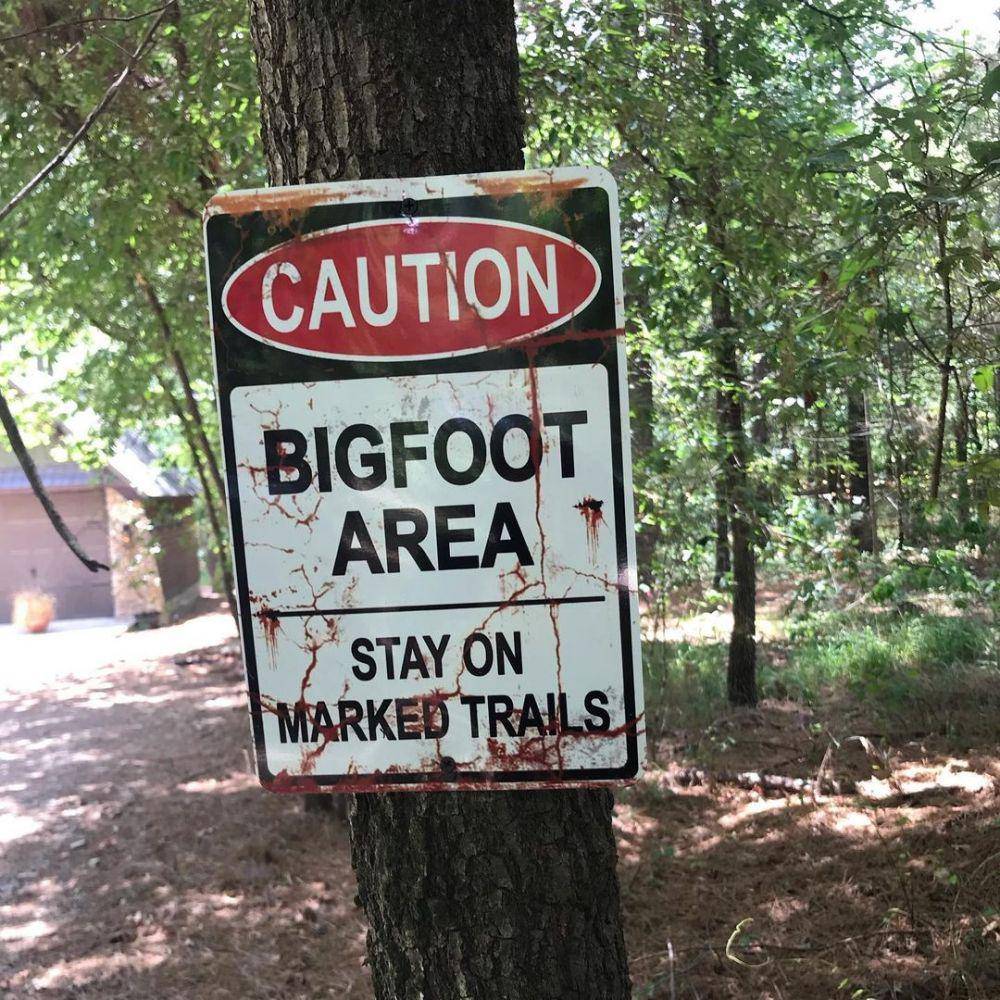 ilustrasi papan peringatan bigfoot (instagram.com/joshuahombre)