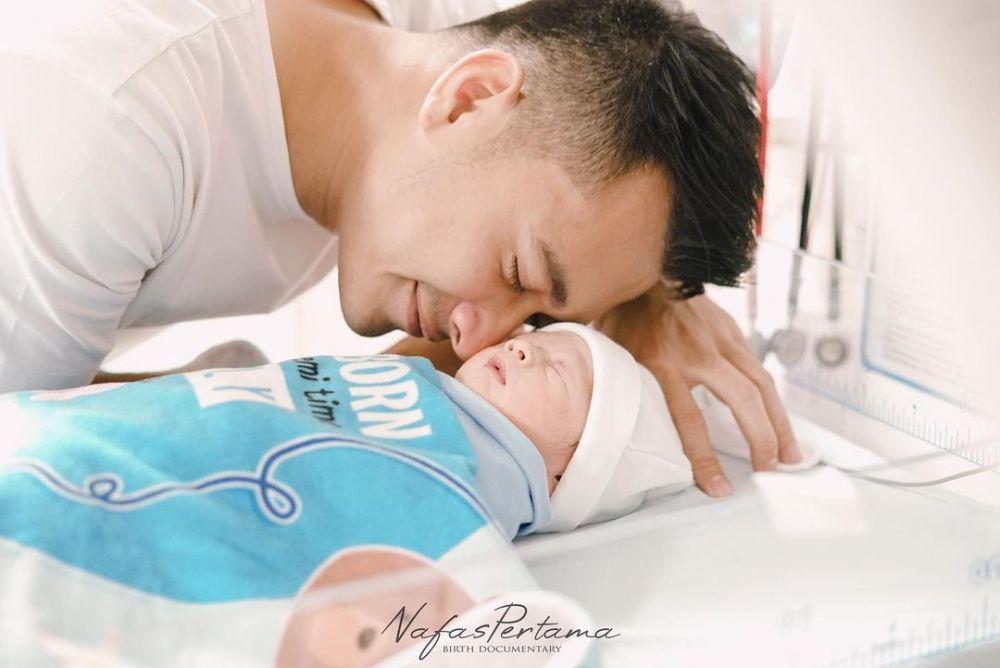 9 Momen Haru Artis yang Punya Anak Ketiga pada 2022, Ada Eza Gionino!