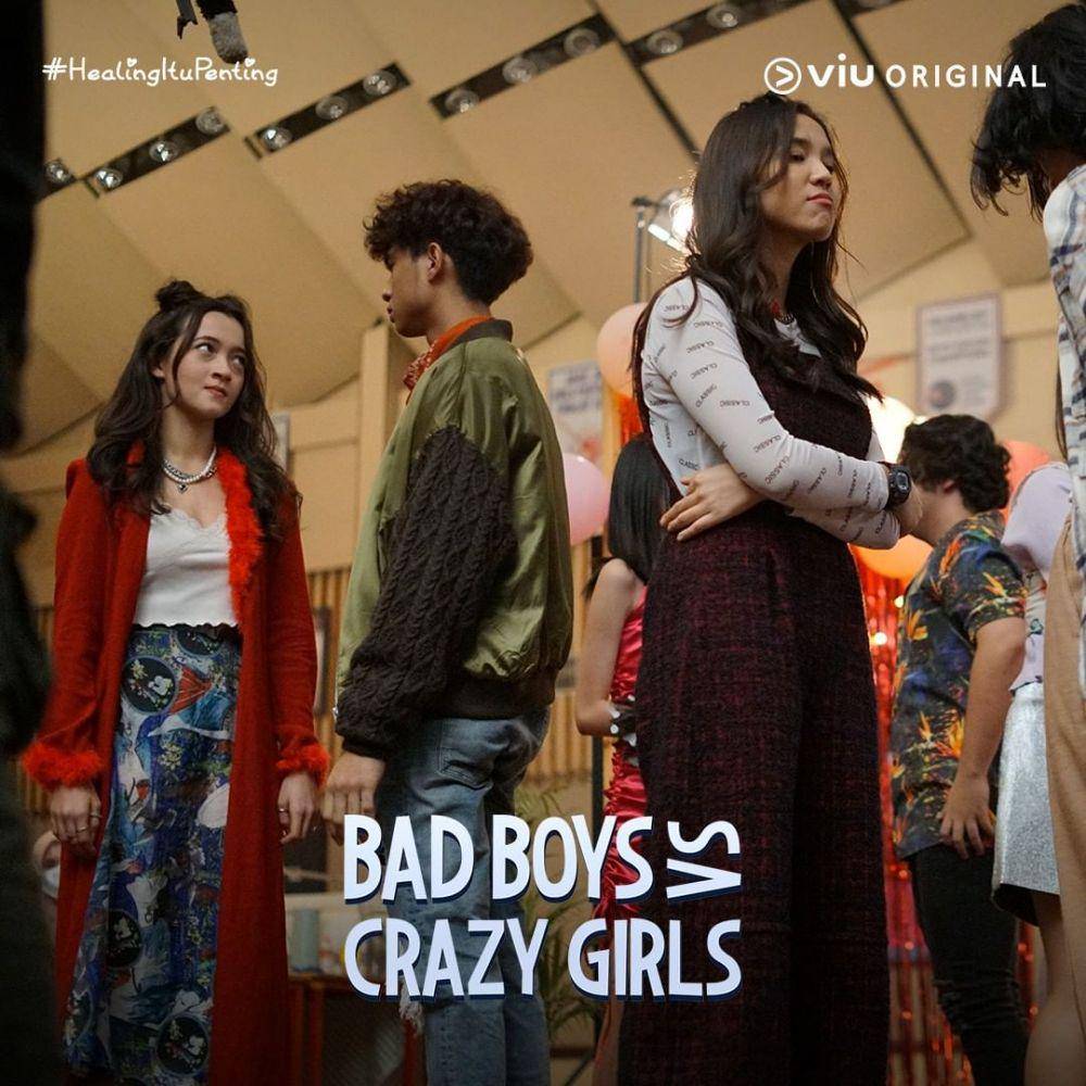 Potret para cast saat syuting series 'Bad Boys vs Crazy Girls'. (instagram.com/viuindonesia)