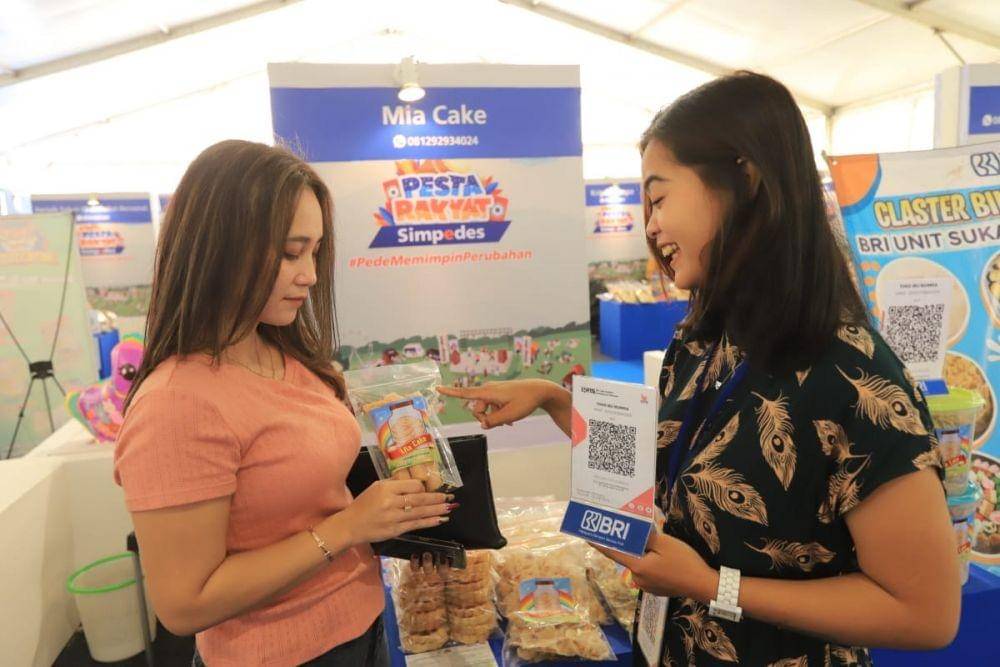 Nasabah BRI menggunakan aplikasi BRImo di Pesta Rakyat Simpedes (PRS). (Dok. BRI)