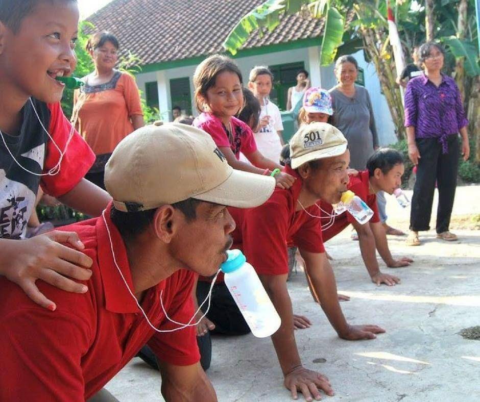 bapak-bapak ikut lomba 17 Agustus (facebook.com/oscar.living.1)