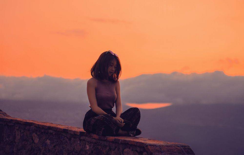 ilustrasi wanita merenung (unsplash.com.aziz acharki)