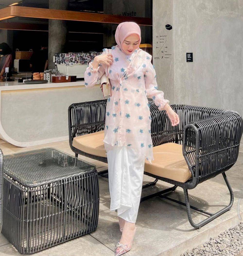 style hijab rok putih dan atasan pastel (instagram.com/azizahlimi)
