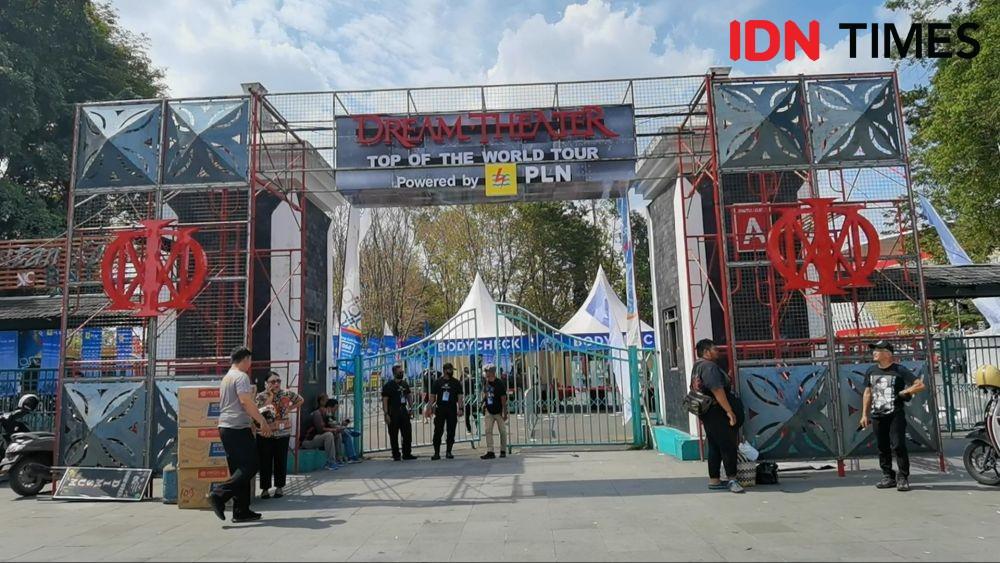 Konser Dream Theater di Solo, Pedagang Marchandise Cari Peruntungan