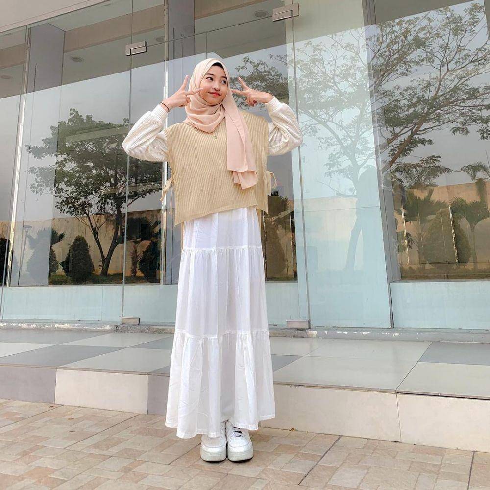 style hijab rok putih dan atasan pastel (instagram.com/chilla_farandita)