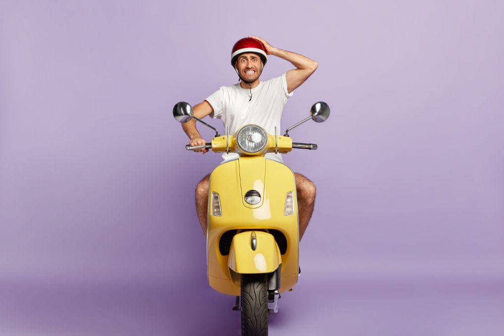 iliustrasi mengendarai motor (freepik.com/wayhomestudio)