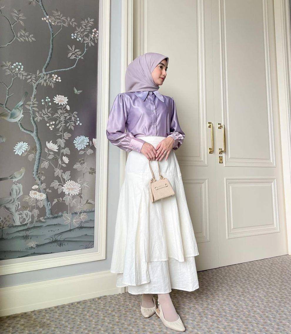 style hijab rok putih dan atasan pastel (instagram.com/oliviafindas)