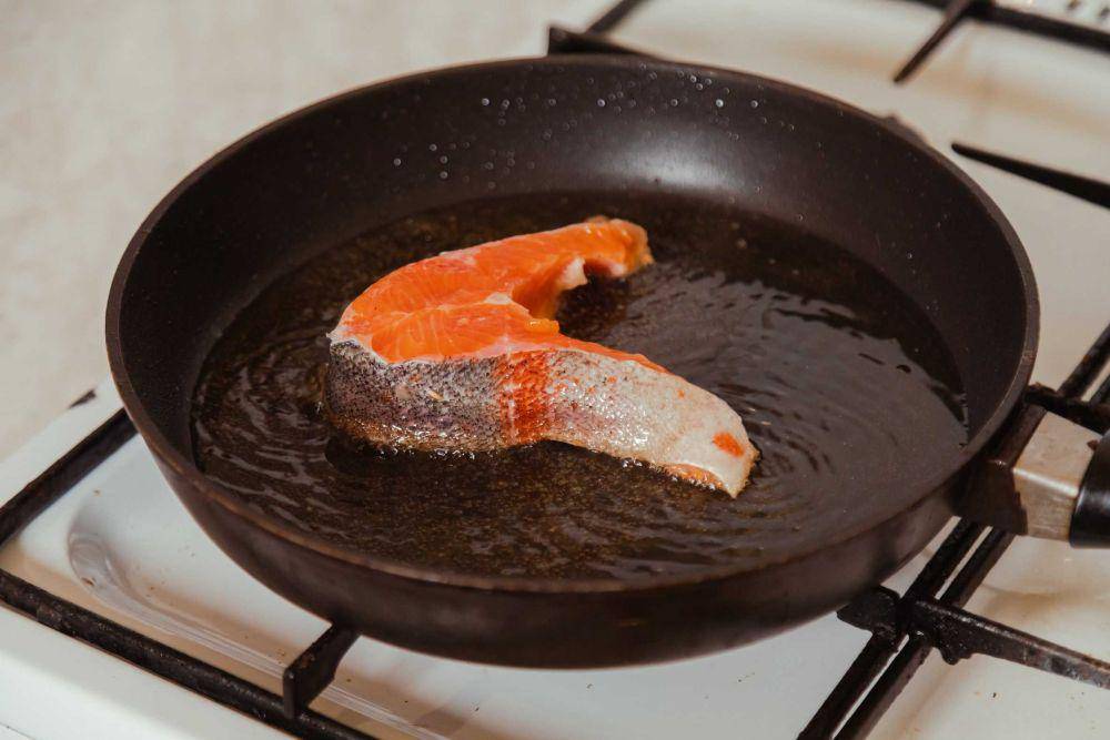 ilustrasi salmon (unsplash.com/@bakhrom_media)