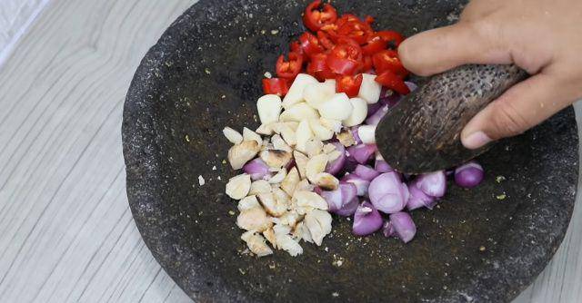 gambar bumbu sambal goreng kentang yang akan dihaluskan (youtube.com/Ika Mardhatillah)