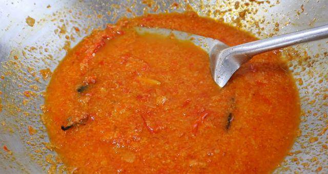 gambar bumbu sambal goreng kentang yang sedang ditumis (youtube.com/Ika Mardhatillah)