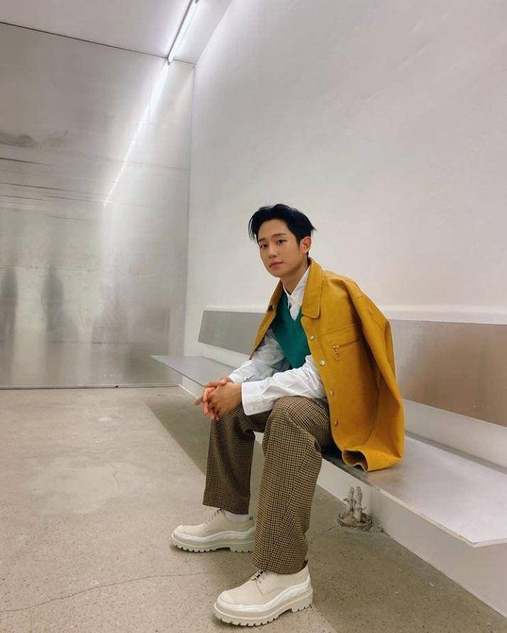OOTD ala Jung Hae In (instagram.com/holyhaein)