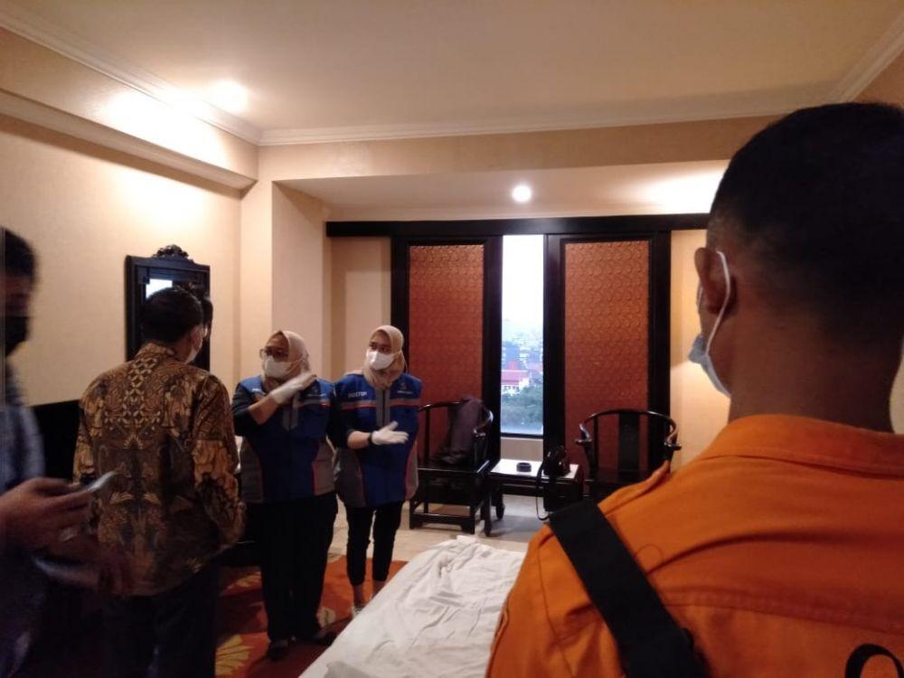 Petugas saat mengevakuasi jenazah pria yang ditemukan di kamar hotel Garden Palace Surabaya, Rabu (10/8/2022). (Dok. Command center 112)