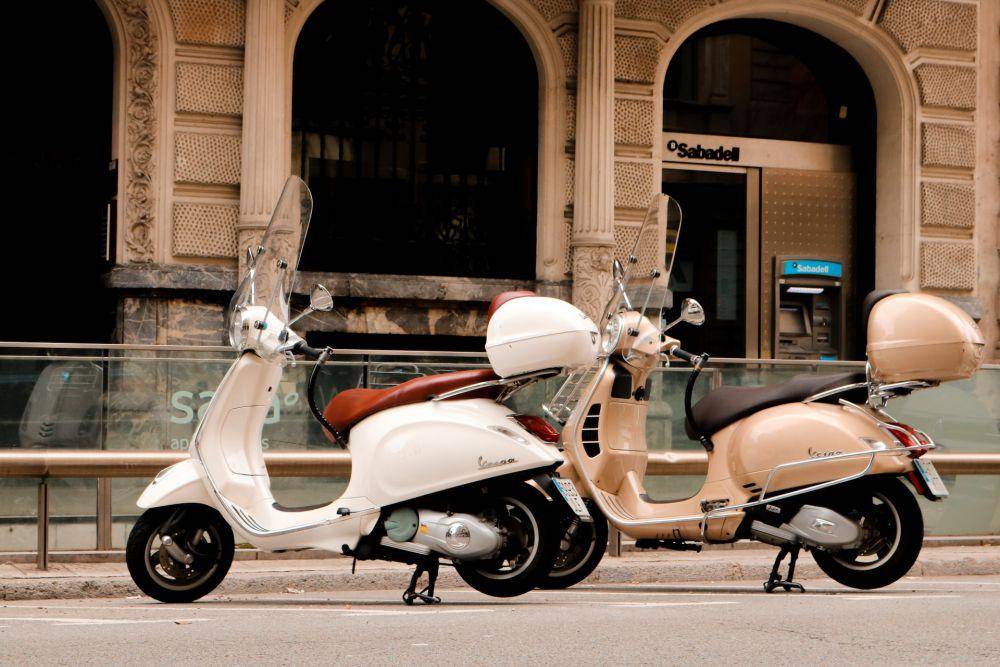 parkir motor di tempat yang aman (usplash.com/@krowdeed)