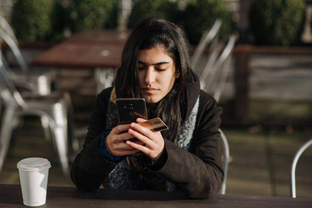 ilustrasi salah membeli Smartphone (pexels.com/Anete Lusina)