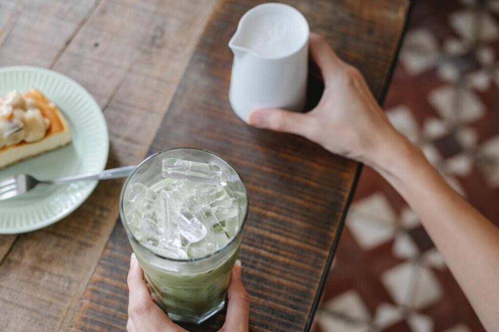 ilustrasi sparkling water, es batu, dan sirop matcha (pexels.com/Charlotte May)
