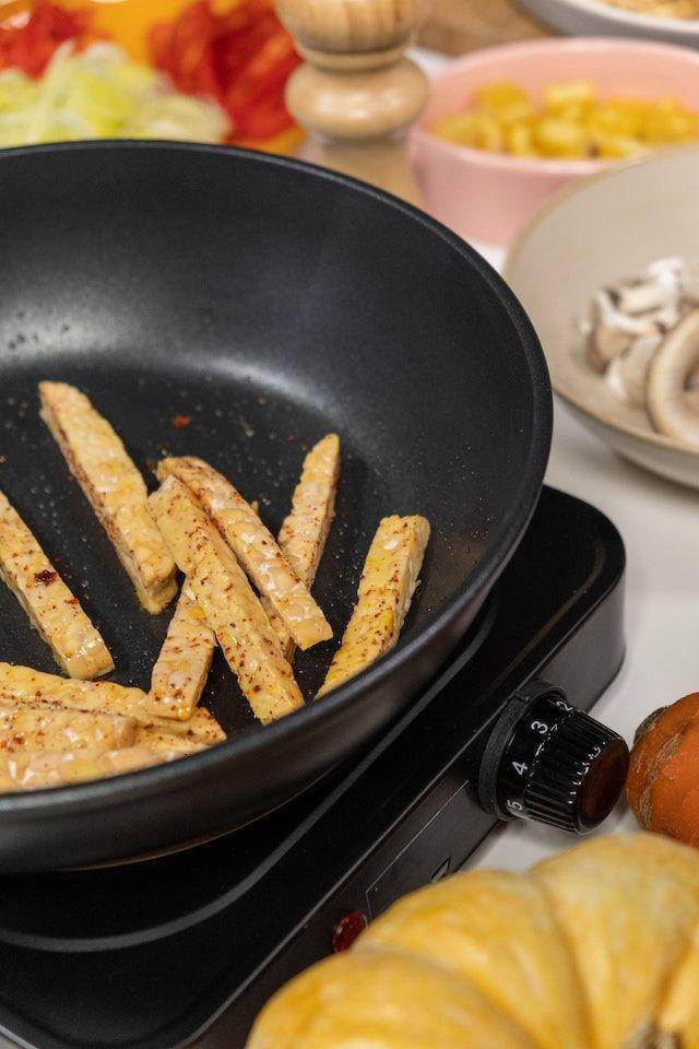 ilustrasi memasak tumis tempe kemangi (pexels.com/cottonbro)