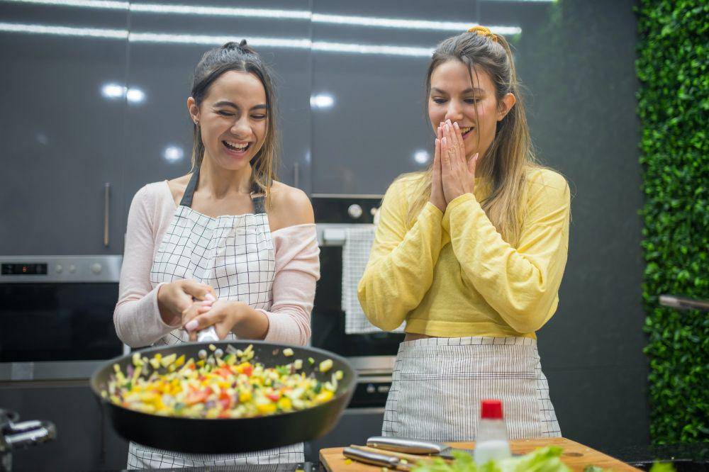 ilustrasi memasak bersama teman (pexels.com/Kampus Production)
