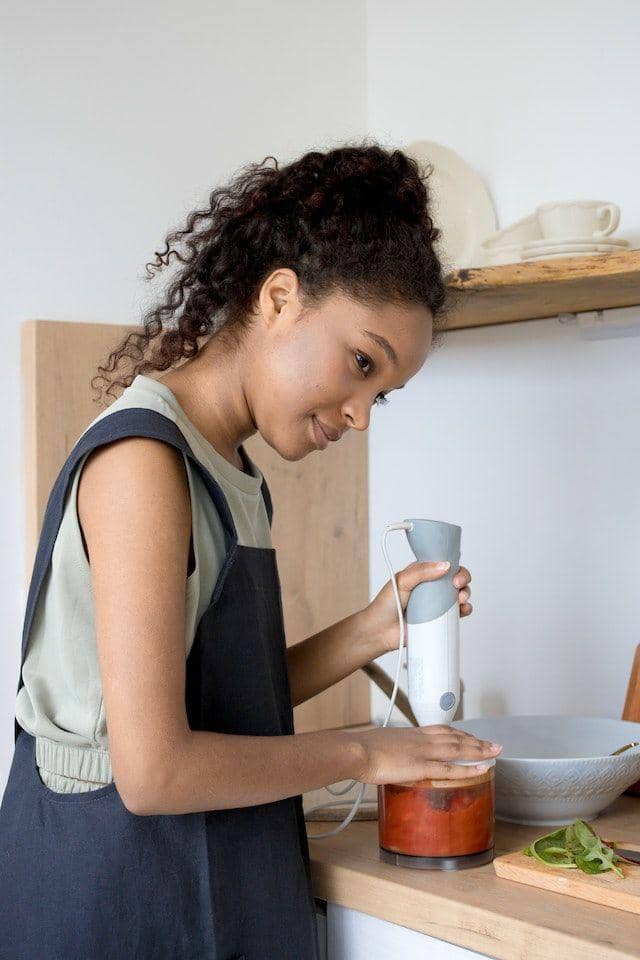 ilustrasi menghaluskan bumbu (pexels.com/Ron Lach)