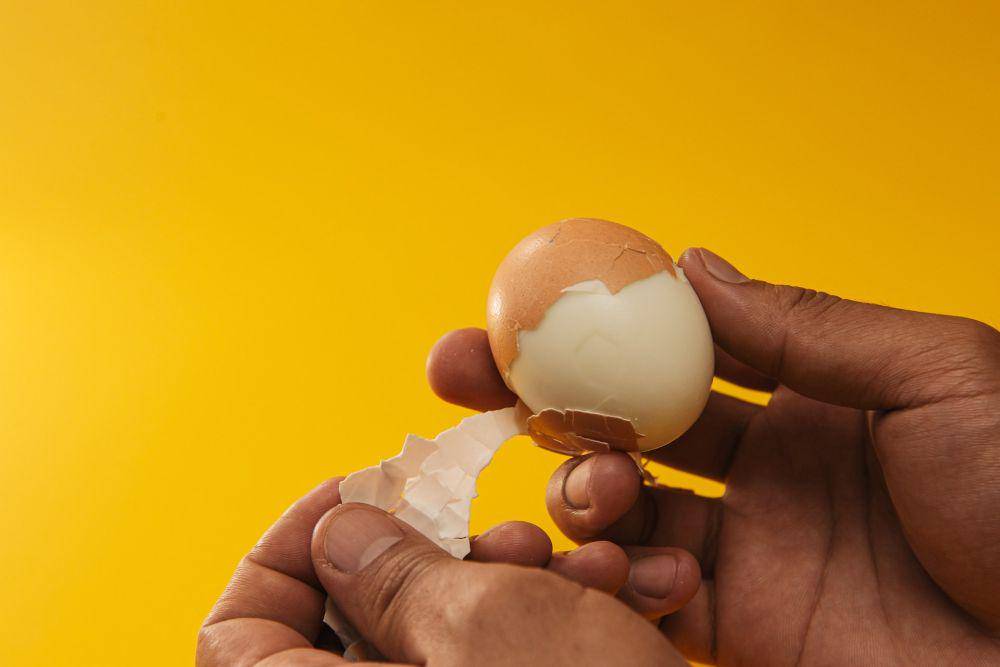 Ilustrasi mengupas telur (pexels.com/Ron Lach)