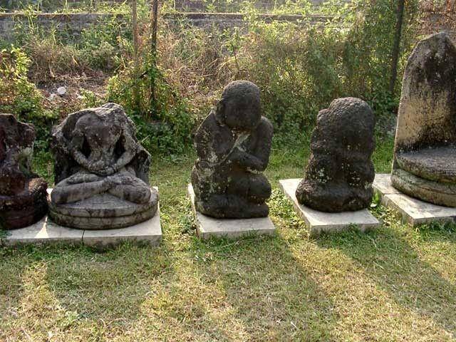 Beberapa arca yang berada di candi Singosari. Kemendikbud.go.id