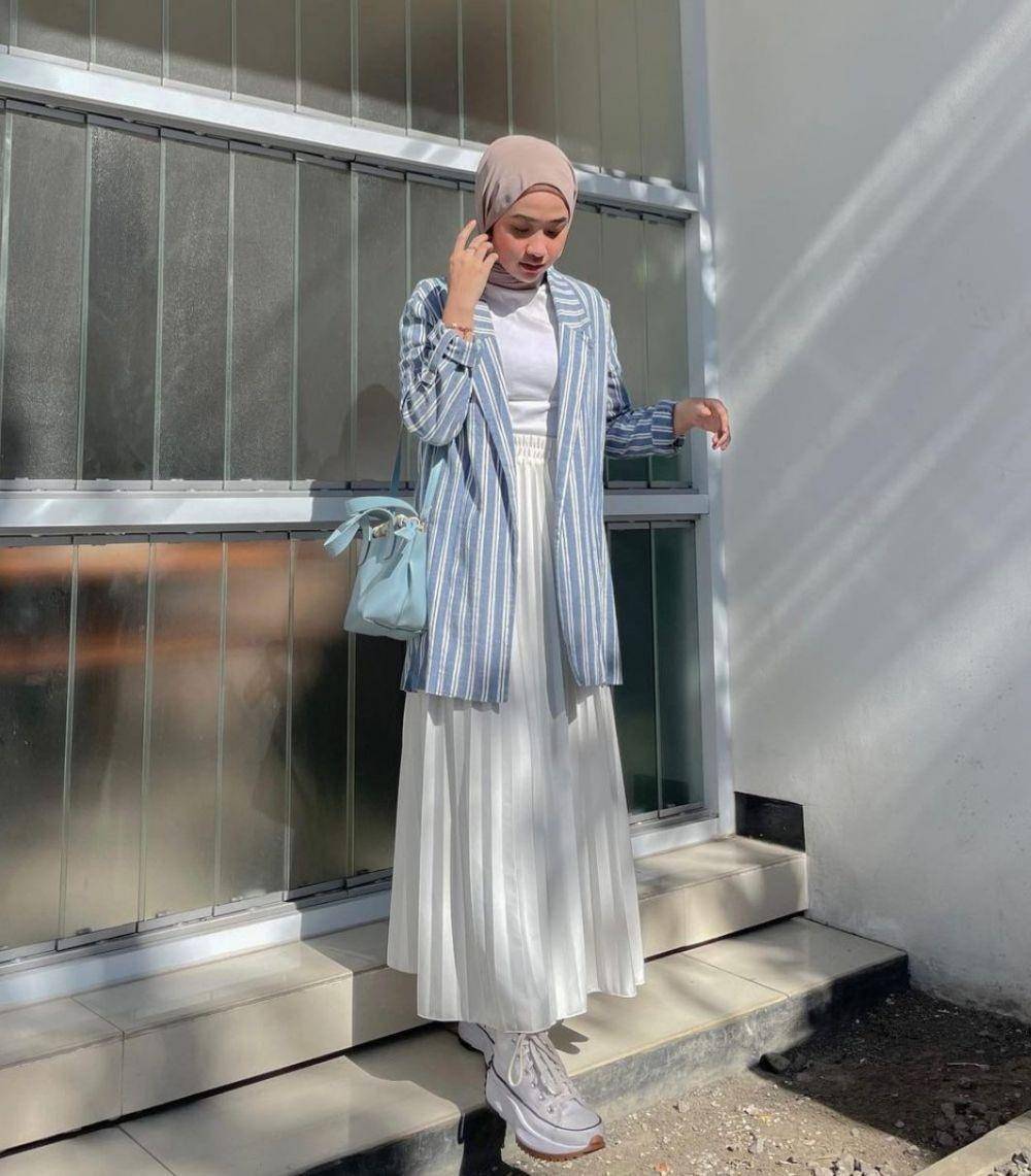 style hijab rok putih dan atasan pastel (instagram.com/inikiranaaa__)