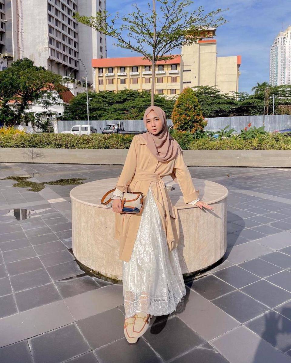 style hijab rok putih dan atasan pastel (instagram.com/richaeu)
