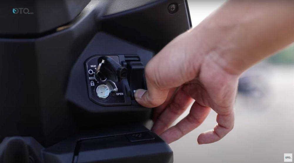 Menutup lubang kunci motor dengan secure key shutter (youtube.com/TheOfficialOto)