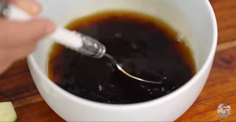 ilustrasi mencampurkan saus jadi satu(YouTube.com/Marion's Kitchen)