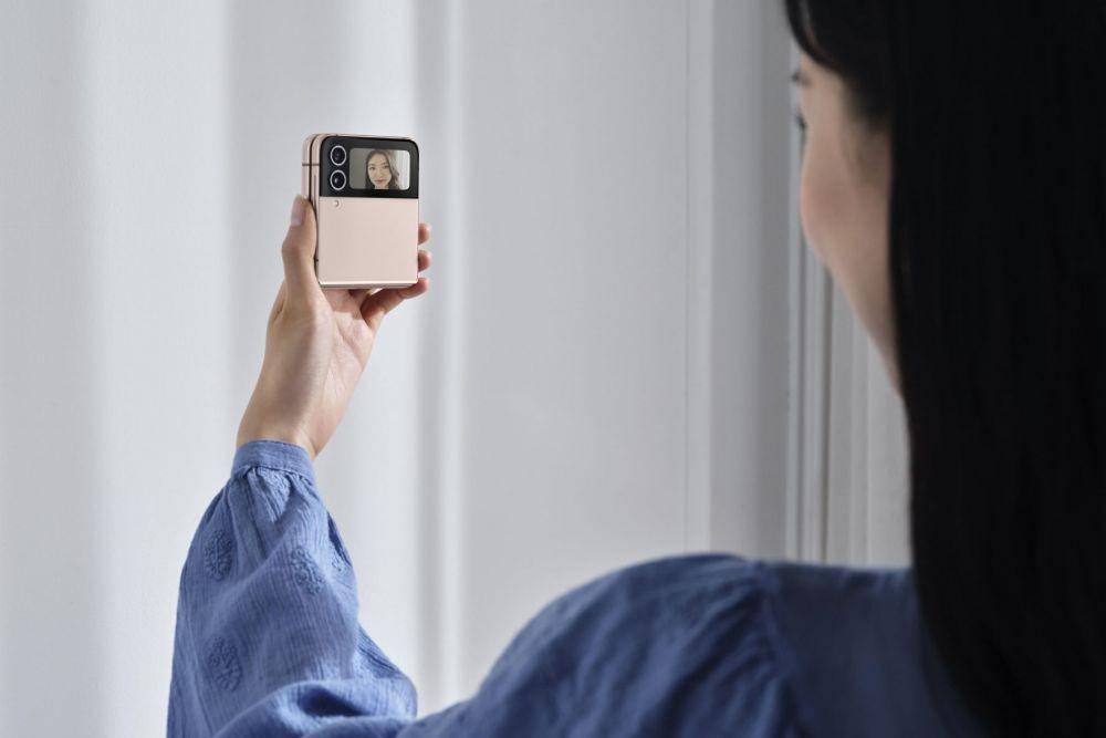 peragaan selfie dengan Samsung Galaxy Z Flip4 (Dok. Samsung)