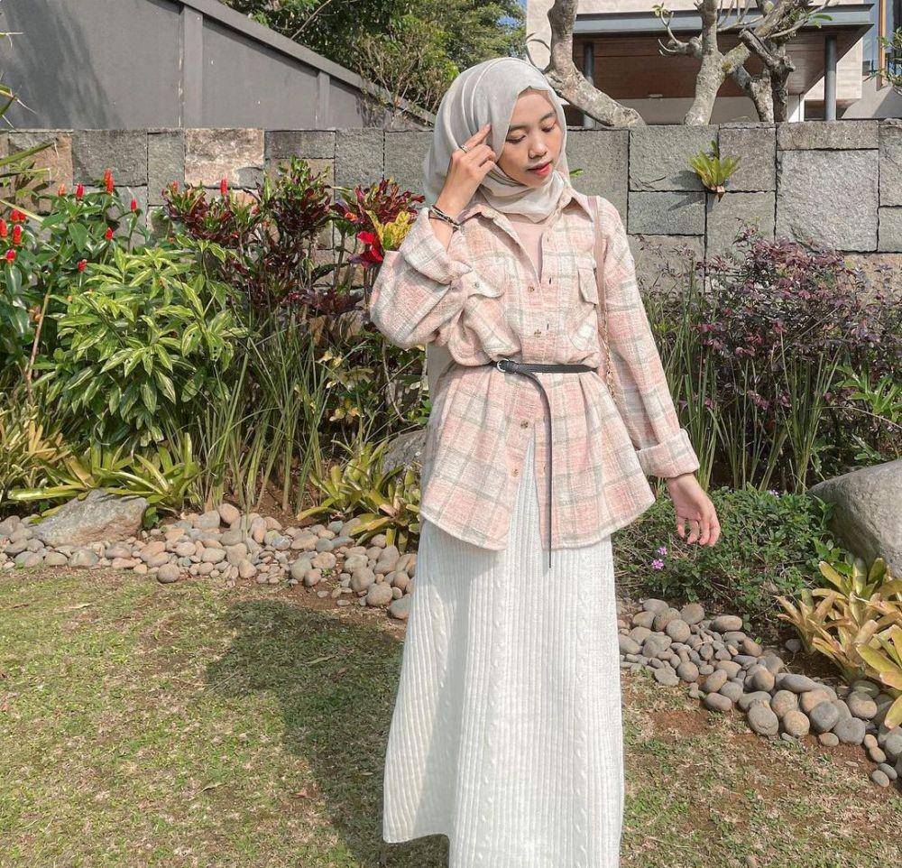 style hijab rok putih dan atasan pastel (instagram.com/ulyaslsss__)
