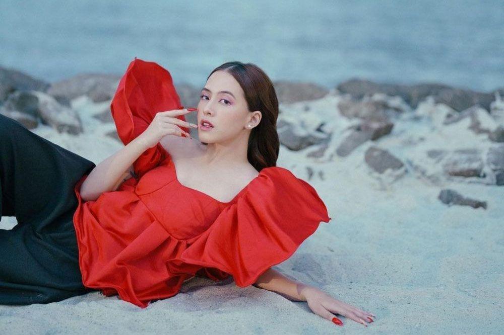10 Gaya Pemotretan Terbaru Adhisty Zara, Gak Kalah Sama Supermodel