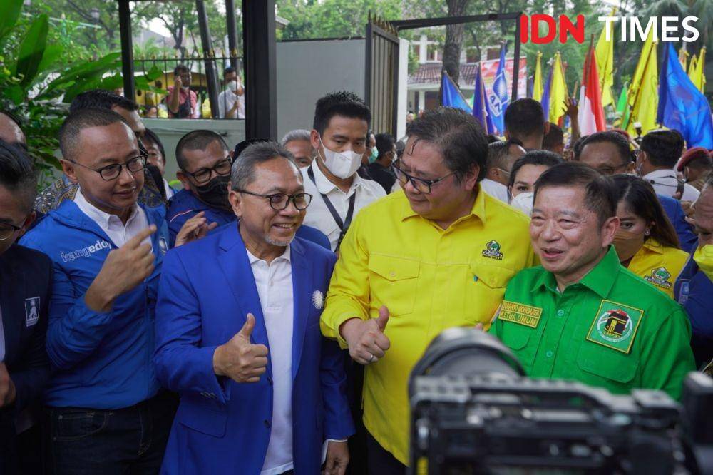 Ketum PAN Zulikfi Hasan (kiri), Ketum Golkar Airlangga Hartarto, dan Ketum PPP Suharso Monoarfa, datang bersamaan ke KPU untuk mendaftar parpol peserta Pemilu 2024, Rabu (10/8/2022). (IDN Times/Melani Putri)